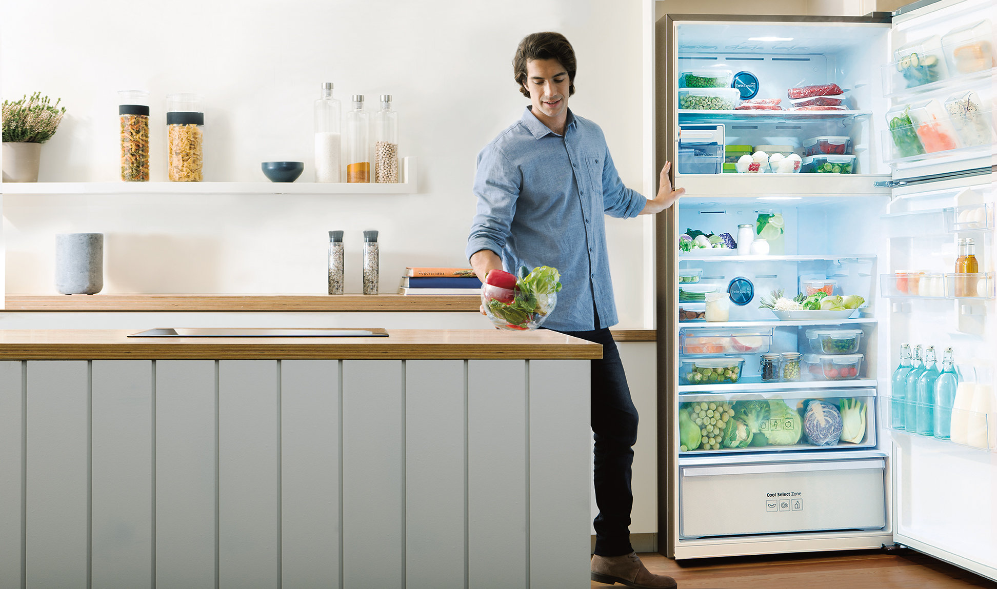 Надежный качественный холодильник. Холодильник. Красивый холодильник. Огромный холодильник для дома. Семейный холодильник.
